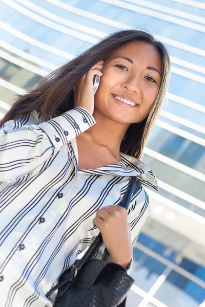 Aziatische jonge vrouw en mobiele telefoon — Stockfoto