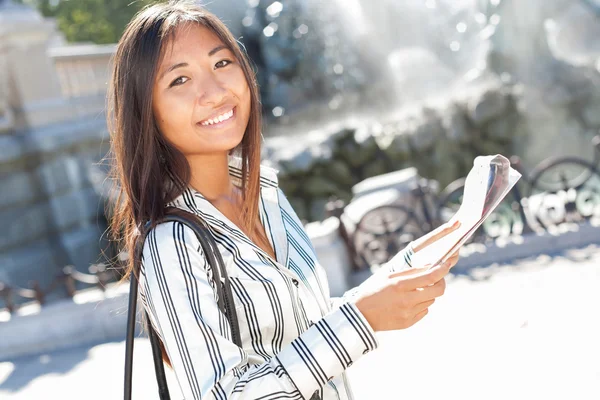 Giovane turista asiatico in Europa — Foto Stock