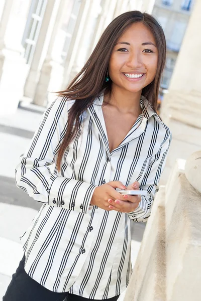 Mooie Aziatische vrouw SMS-berichten — Stockfoto