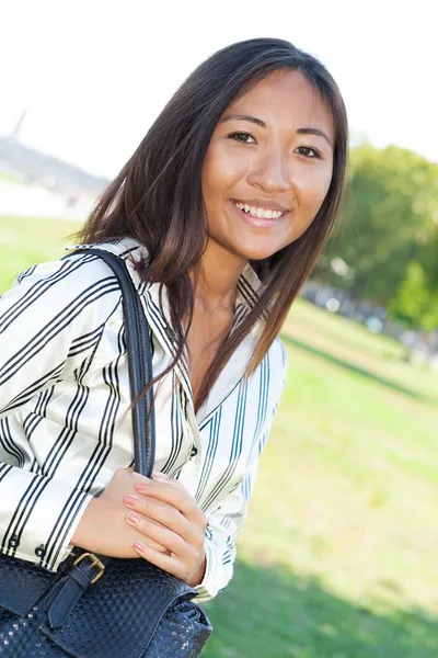 Smiling asian girl walking — Stock Photo, Image