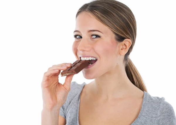 Hermosa mujer comiendo chocolate — Foto de Stock