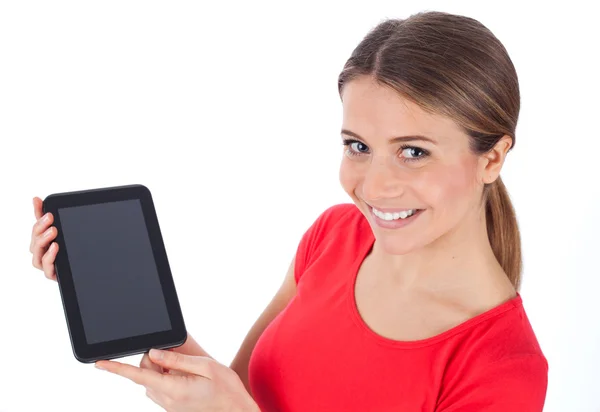 Mujer sonriente mostrando tableta pc — Foto de Stock