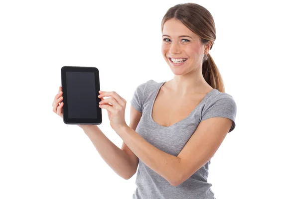 Donna felice che presenta un tablet digitale — Foto Stock