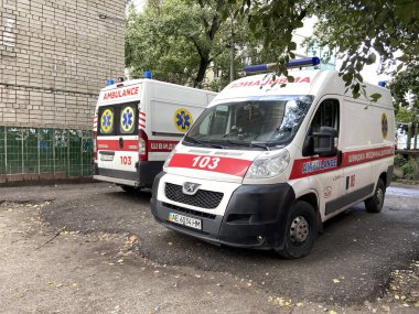 Coronavirüs salgını sırasında hastanenin yakınına park etmiş ambulans arabaları.