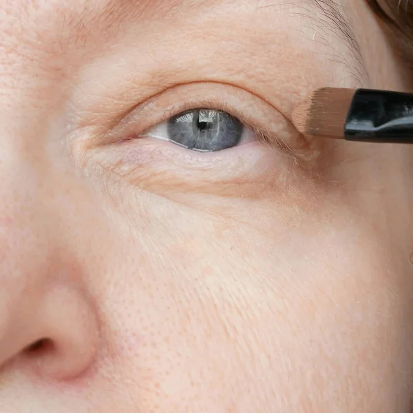 Kobieta Średnim Wieku Robi Korekcyjny Makijaż Oczu Aby Poprawić Opadające — Zdjęcie stockowe