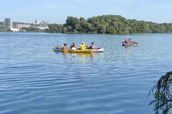 Kayak Río Ciudad Con Canoa Roja Kayak Barco Remando Proceso — Foto de Stock