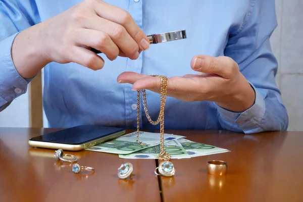 Lommerd Winkelier Controleren Sieraden Foto Videocamera Geven Geld Klanten Kopen — Stockfoto