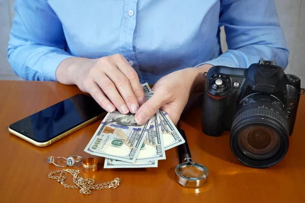 Lommerd Winkelier Controleren Sieraden Foto Videocamera Geven Geld Klanten Kopen — Stockfoto