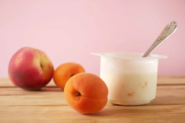 新鲜美味的酸奶 桃子和杏子 木制背景 健康早餐概念 — 图库照片