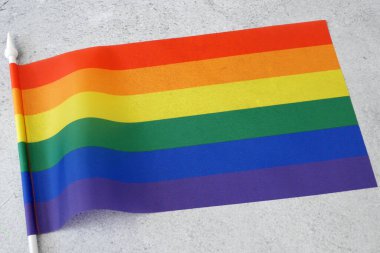 Gri arka planda LGBT gurur bayrağı. Gökkuşağı bayrağı. Yakın çekim