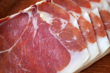 Ahşap arka planda Jamon 'un Dilimleri, yakın plan