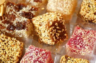 Fındıklı Doğu tatlıları, şekerler, arka plandaki tarihler, yakın plan.