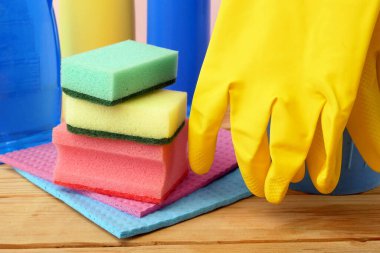 Mutfakta fırça, eldiven ve deterjan dolu plastik kova, temizlik malzemeleriyle dolu sepet, yakın çekim.