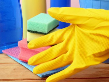 Mutfakta fırça, eldiven ve deterjan dolu plastik kova, temizlik malzemeleriyle dolu sepet, yakın çekim.