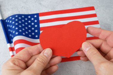 Ulusal Amerikan bayrağı ve kalbi. Şubat 'ta Amerikan Kalbi Ayı. Kavram 