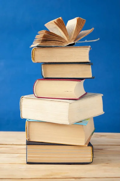 Stack Books Shelf Pile Old Books Closeup — Stock Photo, Image