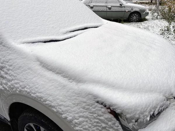 Припаркованные Машины Покрытые Снегом Бурю Городе Первый Снег Крупный План — стоковое фото