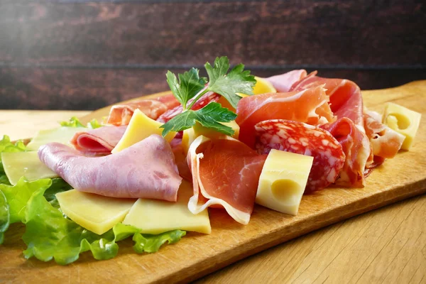 Soğuk Tütsülenmiş Et Tabağı, Antipasto, ahşap tabaklar. Dilimlenmiş jambonlu, jambonlu, jambonlu soğuk et tabağı. Uzayı kopyala Üst görünüm, yakın plan