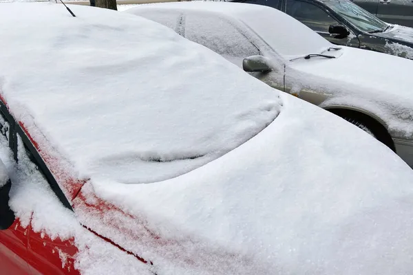 Припаркованные Машины Покрытые Снегом Бурю Городе Первый Снег Крупный План — стоковое фото