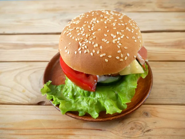 Cheeseburger Wołowiną Pomidorem Sałatą Cebulą Drewnianym Stole Zbliżenie — Zdjęcie stockowe