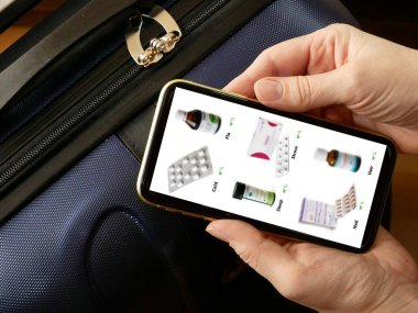 El, seyahat bavulu, tıbbi turizm konsepti, yurtdışından ilaç alımı ve teslimatı, yakın çekimler ve telefon ve arama ilaçları alır.