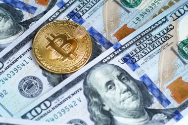 Bitcoin yeni sanal para ve 100 dolarlık banknotlar. Bitcoin 'i bir dolarla takas et. Kavram. Yakın çekim.