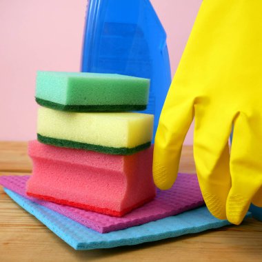 Mutfakta fırça, eldiven ve deterjan dolu plastik kova, temizlik malzemeleriyle dolu sepet, yakın çekim.