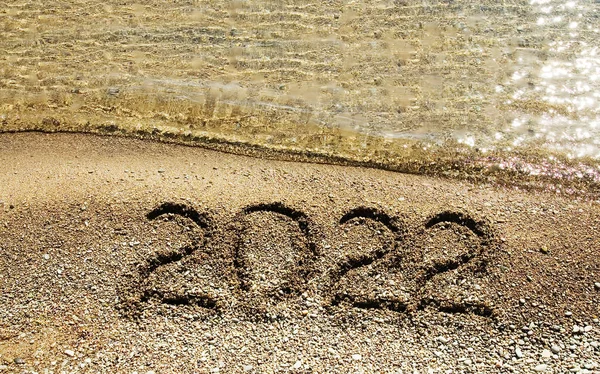 Знак 2021 Рік Номери Написані Фоні Пляжного Піску Морських Хвиль — стокове фото