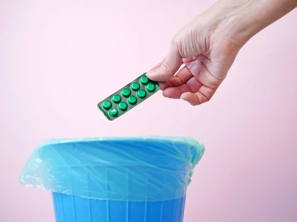 薬を捨ててゴミ箱に薬や水ぶくれを入れてゴミ箱に薬を投入医薬品廃棄物期限切れの薬の概念 — ストック写真
