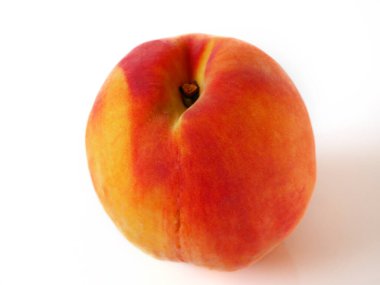 olgun şeftali meyveleri beyaz arkaplanda izole edilmiş, yakın plan