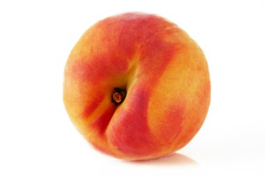 olgun şeftali meyveleri beyaz arkaplanda izole edilmiş, yakın plan