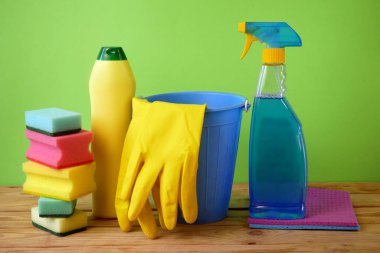 Mutfakta fırça, eldiven ve deterjan dolu plastik kova, temizlik malzemeleriyle dolu sepet, yakın çekim.