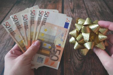 Para Hediyesi, Para ve fiyonk ahşap arka planda, yakın plan