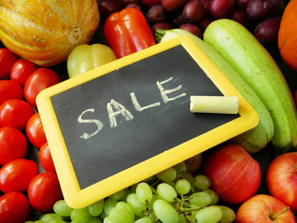 bir çok farklı meyve ve sebze ve isim levhası ve yazıt satışı, yeşil eldiven dükkanı, sağlıklı taze renkli meyve ve sebze teslimatı konsepti