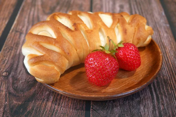 Verse Gebakken Taarten Met Aardbei Plaat Houten Achtergrond Close — Stockfoto