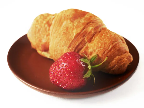 Čerstvé Pečené Croissanty Jahodou Talíři Bílém Pozadí Detailní Záběr — Stock fotografie