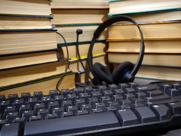 Hodetelefon Bøker Trebakgrunn Lydbokkonsept Bibliotekarkivet Nettet Avslutning – stockfoto