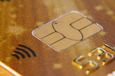 Çip ve PayPass sembollü kredi kartı. Bankacılık, alışveriş konsepti. Cüzdan ya da banka hesabı açmak. Yaklaş, Macro.