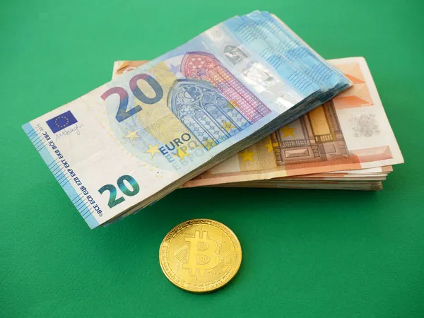 Золотой Биткойн Денежном Фоне Евро Криптовалюта Биткойна Криптовалюта Биткоины Банкнотах — стоковое фото