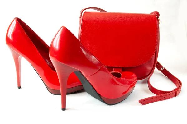 Hermosos Zapatos Rojos Altas Colinas Bolso Sobre Fondo Blanco Primer — Foto de Stock