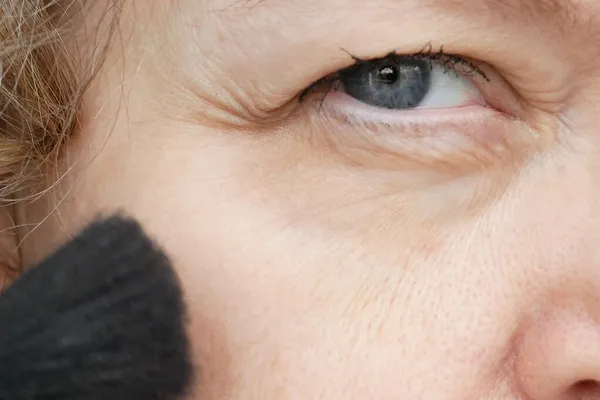 Wanita Paruh Baya Melakukan Makeup Wanita Dengan Kelopak Mata Terkulai — Stok Foto