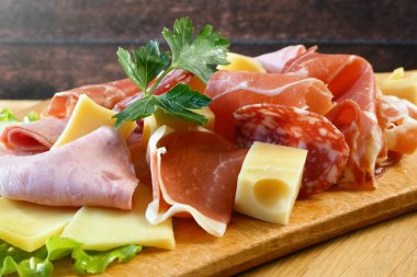 Soğuk Tütsülenmiş Et Tabağı, Antipasto, ahşap tabaklar. Dilimlenmiş jambonlu, jambonlu, jambonlu soğuk et tabağı. Uzayı kopyala Üst görünüm, yakın plan