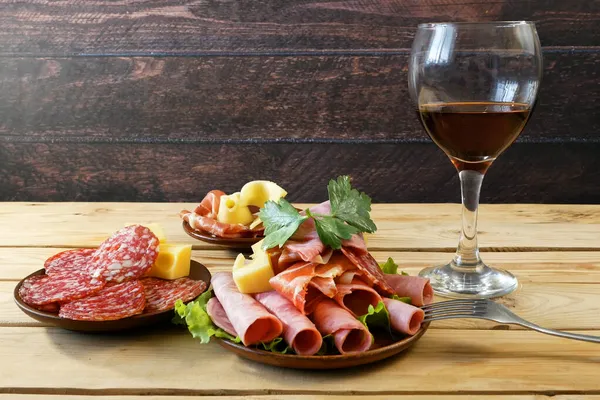 Vino Rosso Vetro Piatto Carne Affumicata Fredda Piatto Legno Antipasto — Foto Stock