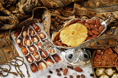 Fındıklı Doğu tatlıları, şekerler, arka plandaki tarihler, yakın plan.