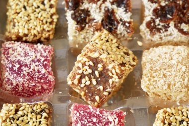 Fındıklı Doğu tatlıları, şekerler, arka plandaki tarihler, yakın plan.