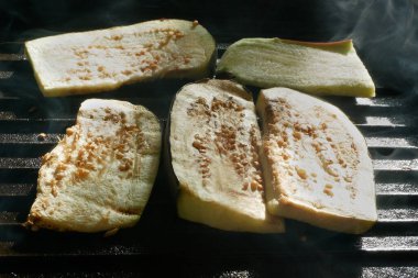 Patlıcanlar dökme demir bir tavada ızgara, yukarıdan görüş, yakın çekim.