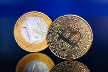 Bitcoin ve bir euro altın para. Kripto para birimi bitcoin gelecek para. Sanal kripto para birimi kavramı. Yakın çekim.