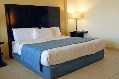 Parlak ve rahat modern yatak odası ve soyunma odası. Turist merkezindeki otel odasında yataklar, kapalı mekanlar.