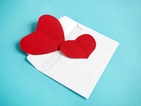 Kärlek Kuvert Med Hjärtan Hjärtans Postkuvert Öppet Symbol För Romantik — Stockfoto