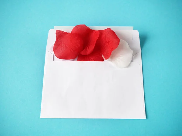 Obálky Lásky Okvětními Lístky Růží Poštovní Obálka Otevřena Symbol Romantiky — Stock fotografie